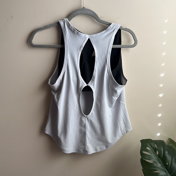 Running workout Tanktop with built in Bra - Picture 2 of 3